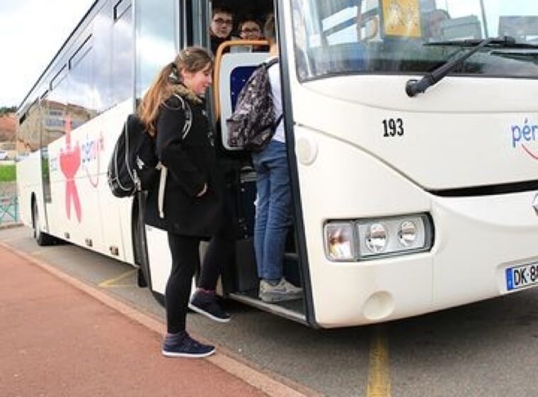 photo personnes qui montent dans le bus